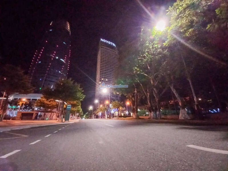 Đường phố Đà Nẵng vắng lặng sau chỉ thị giãn cách mới