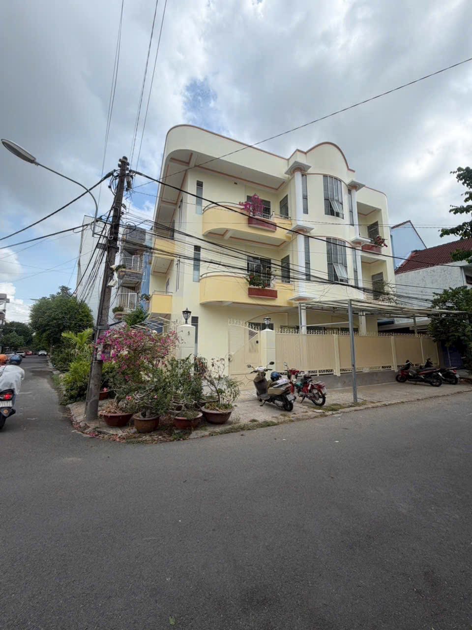 Cho thuê biệt thự góc 2 mặt tiền Biệt thự 600m2 KDC Số 9 đường 30/4, P. Ninh Kiều, Cần Thơ